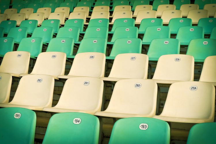 leere Sitzreihen im Stadion